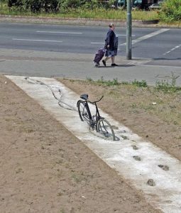 jízdní kolo v betonu
