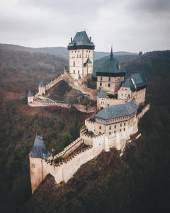 1) Zamek Karlstejn Zamek w Czechach
