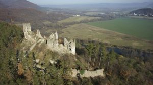 Castillo de Revište Ruinas de castillos en Eslovaquia  