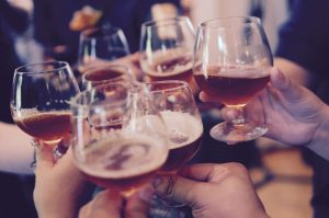 Stukanie się szklankami do piwa jest uważane za niegrzeczne