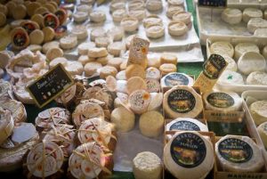 Francie vyrábí více než 1 500 druhů sýrů, zajímavé je, že o Francii
