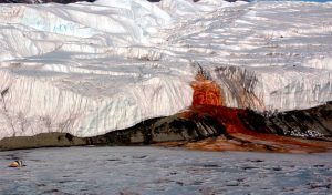 Hay un lago subglacial que fluye rojo sangre