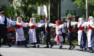 Ciekawostki o Grecji,  istnieje ponad 4000 tradycyjnych tańców