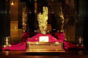 Zlatý nuget Hand of Faith (27,2 kg) 960 uncí