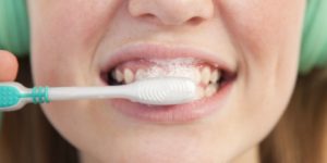Borsta tänderna och använd tandtråd oftare