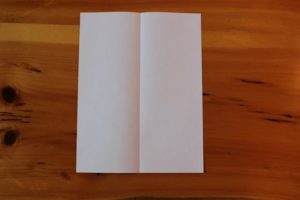 Najprv papier preložte pozdĺžne na polovicu a potom ho rozložte