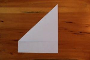 Najprv preložte ľavý horný roh až nadol tak, aby sa stretol s pravým okrajom papiera.