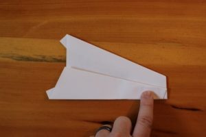  Złóż skrzydła w dół tak, aby ich krawędź stykała się z dolną krawędzią samolotu. Samolot z papieru