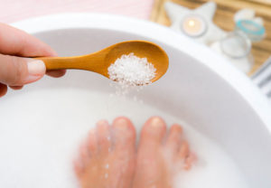 Moczyć się w chłodnej kąpieli z solą Epsom przez około 15 do 20 minut.