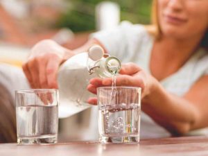 Wypij szklankę wody - Jak zrobić kupę, gdy nie możesz