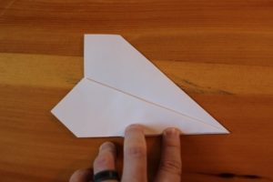 Krídlo zložte nadol tak, aby sa jeho okraj stretol so spodným okrajom lietadla