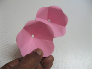 Okraje zlepte - Kvet z papiera