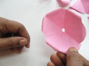 Okraje zlepte - Kvet z papiera