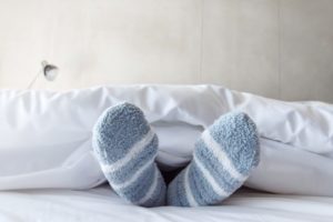 Wiedza naukowa na temat noszenia skarpet w łóżku
