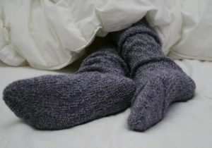 Je zdravé spát v ponožkách
