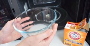 Čištění mikrovlnné trouby pomocí jedlé sody - Jak vyčistit mikrovlnnou troubu
