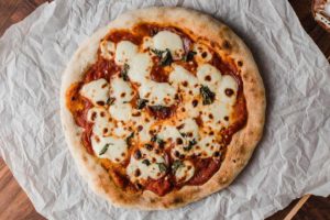 Jak natáhnout těsto na pizzu