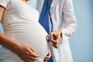 "

 

U žien, ktoré začínajú normálne tehotenstvo, sa môžu objaviť stavy, ktoré ju zaradia do kategórie vysokorizikových tehotenstiev, ktoré sa vyskytujú približne v šiestich až ôsmich percentách všetkých tehotenstiev. Oveľa viac tehotenstiev - takmer 50 % - je však rizikových a prospela by im špecializovaná starostlivosť poskytovaná subšpecialistom na materno-fetálnu medicínu (poskytovateľom vysoko rizikového tehotenstva).

 


<h2></noscript><span class=