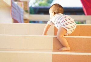 Krok 10 Schody - Jak nauczyć dziecko chodzić .