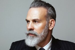 por qué las barbas se vuelven grises