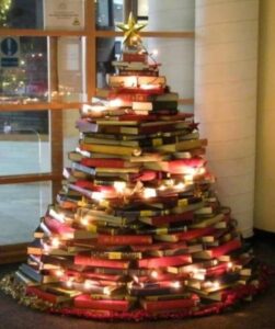 Árbol de Navidad hecho de libros