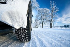 Lär dig mer om väghållning och bromsning - Hur du väljer vinterdäck