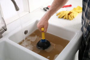 8. Repare los desagües lentos y mantenga limpias las tuberías de agua