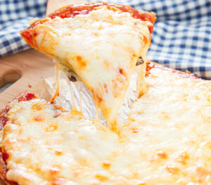 Queso, queso y más queso en la pizza