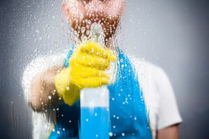 Wypróbuj domowej roboty środek do mycia szyb - Jak najlepiej myć okna