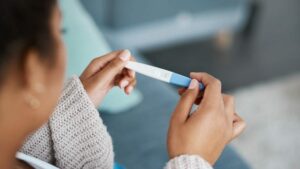 Provedení těhotenského testu na příznaky