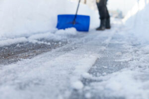 Jak odstranit led z chodníku