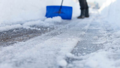 Ako odstrániť ľad z chodníka