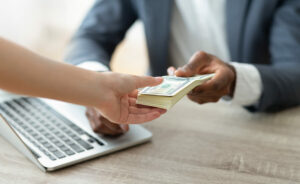 Online lån - Hur man lånar pengar snabbt
