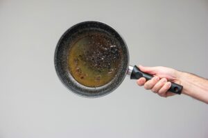 Använd citronsaft - Hur man tvättar en bränd kruka