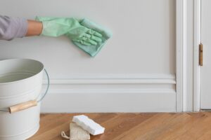 Blötlägg trasan och tvätta väggen - Hur man tvättar väggen