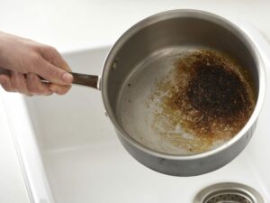Použite škrabku na riady - Ako umyť pripálený hrniec
