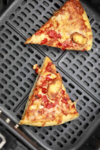Använd mikrovågsugnen - Hur man värmer upp en pizza