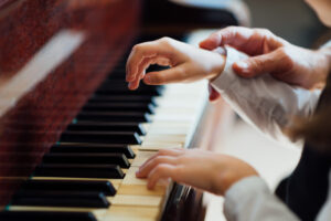Börja med enkla låtar - Hur man lär sig spela piano