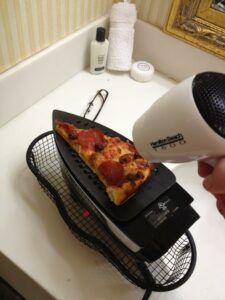 Hur man återuppvärmer en pizza