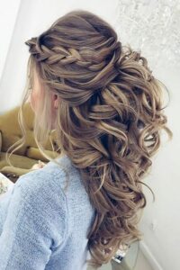 Vlnité vlasy s neformálnym šarmom - Účes na svadbu ako hosť